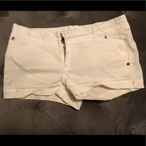 Women’s White Guess Shorts 28